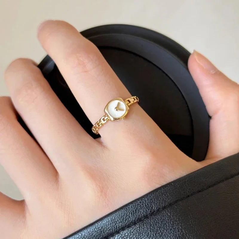 Mini laikrodžio formos žiedas moterims – elegantiškas ir išskirtinis aksesuaras