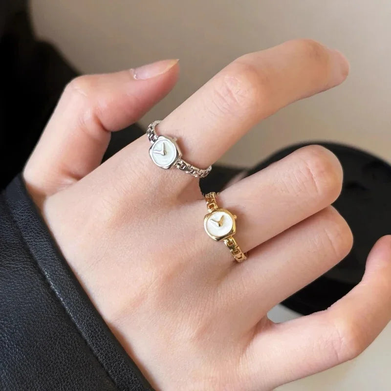 Mini laikrodžio formos žiedas moterims – elegantiškas ir išskirtinis aksesuaras