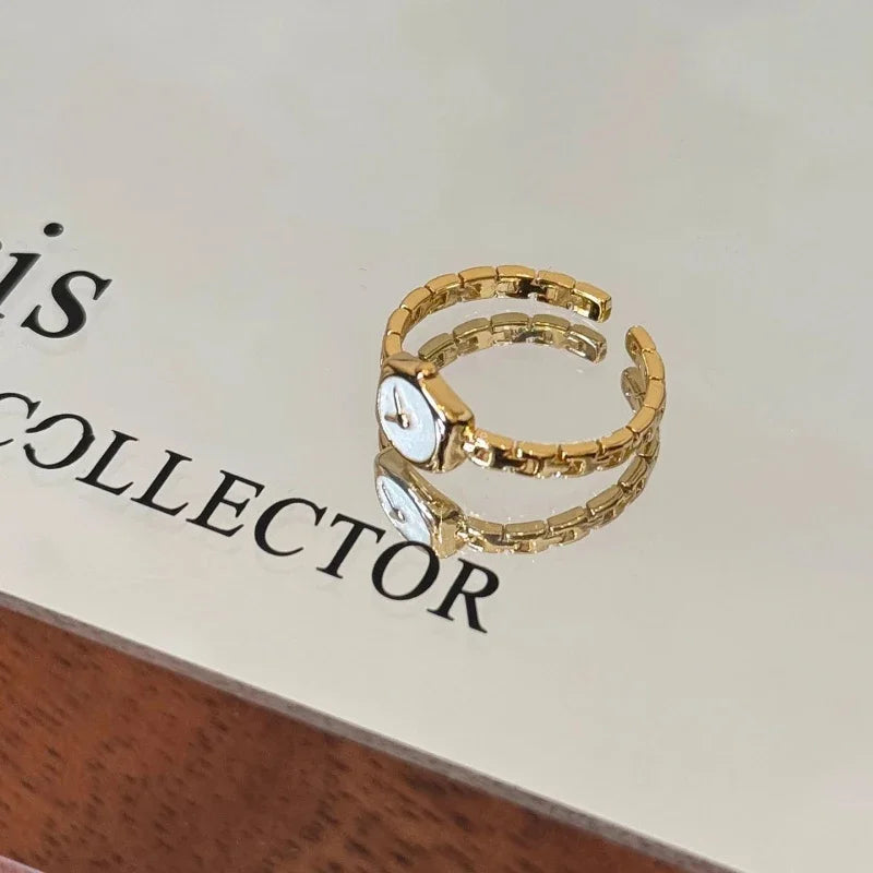Mini laikrodžio formos žiedas moterims – elegantiškas ir išskirtinis aksesuaras