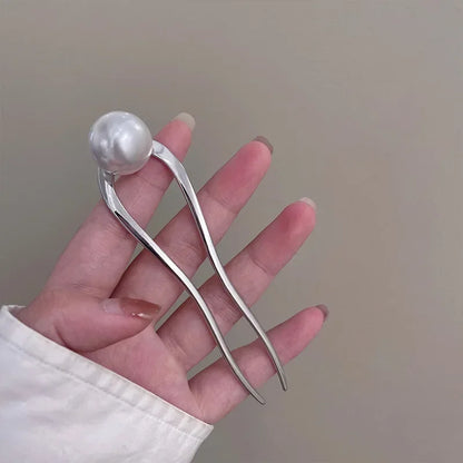 Perlų plaukų smeigtukas – elegantiška šukuosenos detalė