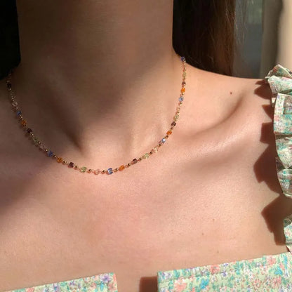 Spalvota natūralių akmenėlių kaklo grandinėlė moterims – elegantiškas vasariškas papuošalas