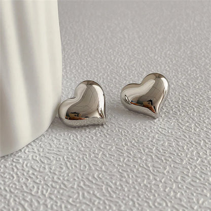 Minimalistiniai širdelės formos auskarai moterims – elegantiški ir stilingi auskarai kasdienai